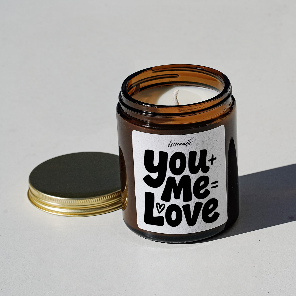 Geurkaars met Tekst “You + Me = Love” – Vanille | Sojawas | Cadeau