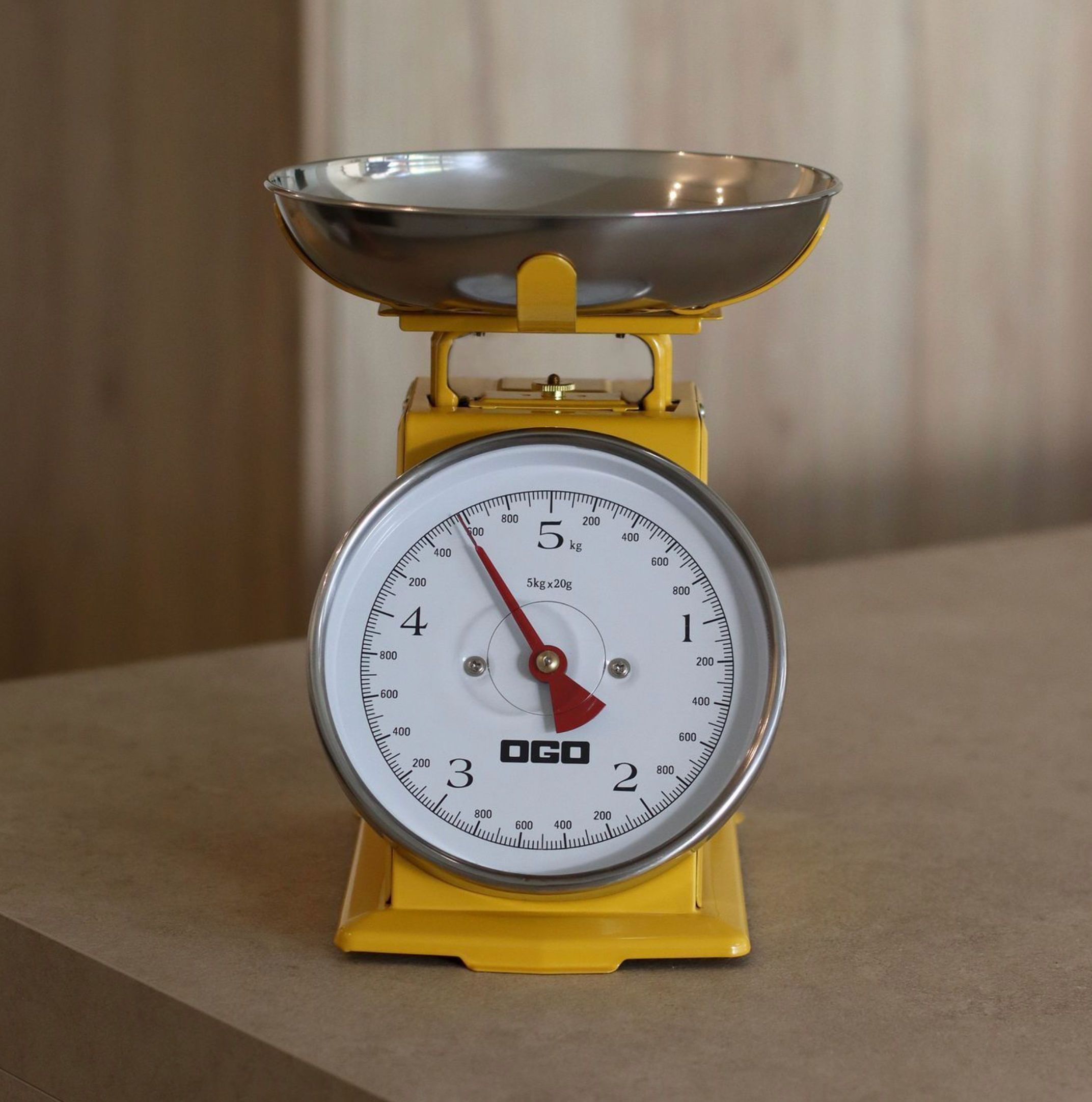 Gele retro mechanische keukenweegschaal van 5 kg/20 g - OGO Living