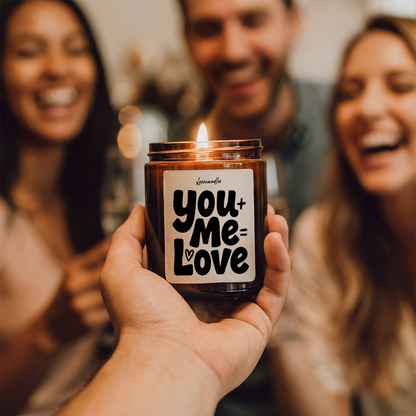 Geurkaars met Tekst “You + Me = Love” – Vanille | Sojawas | Cadeau