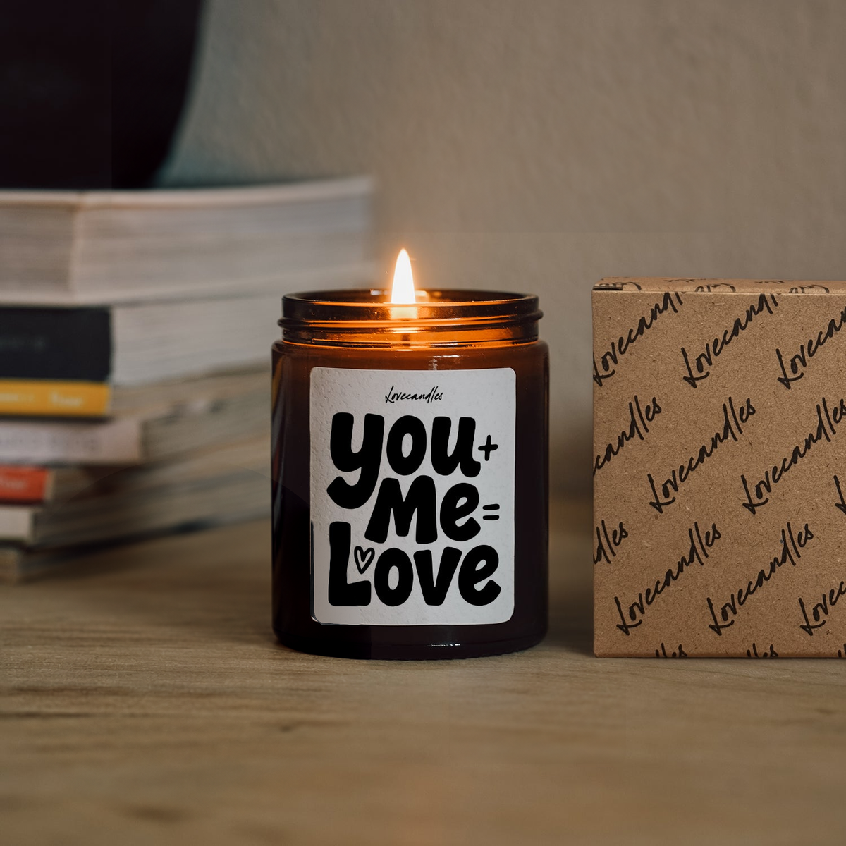 Geurkaars met Tekst “You + Me = Love” – Vanille | Sojawas | Cadeau