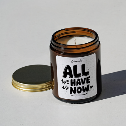 Geurkaars met Tekst “All We Have Is Now” – Vanille | Sojawas | Cadeau