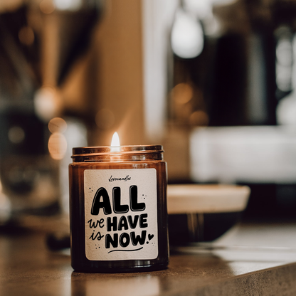 Geurkaars met Tekst “All We Have Is Now” – Vanille | Sojawas | Cadeau