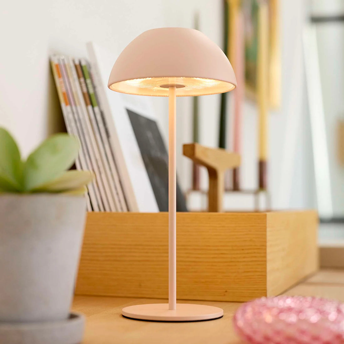 Luna draadloze LED oplaadbare tafellamp in zacht roze tint