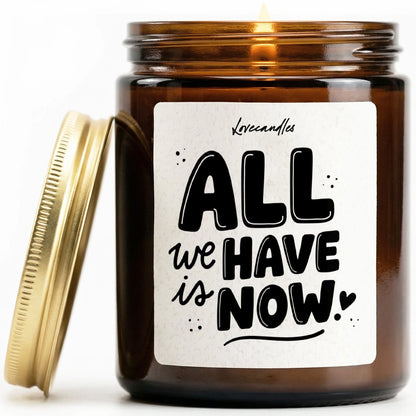 Geurkaars met Tekst “All We Have Is Now” – Vanille | Sojawas | Cadeau