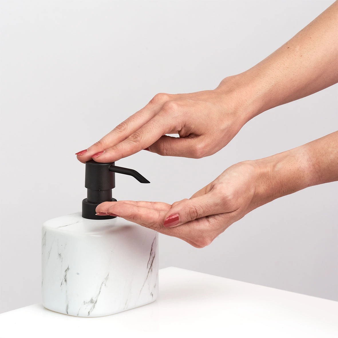 Zeeppompje/dispenser - keramiek - wit marmer look luxe - Zeller Present